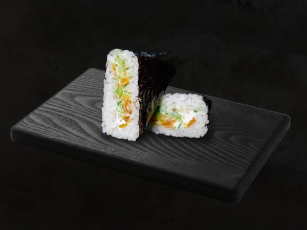 Онигири лосось с авокадо 