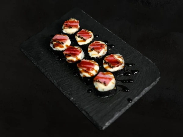 Урамаки с тунцом в кунжуте