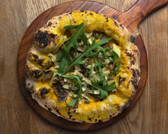 Постная пицца с тыквенным кремом, грибным миксом и артишоками