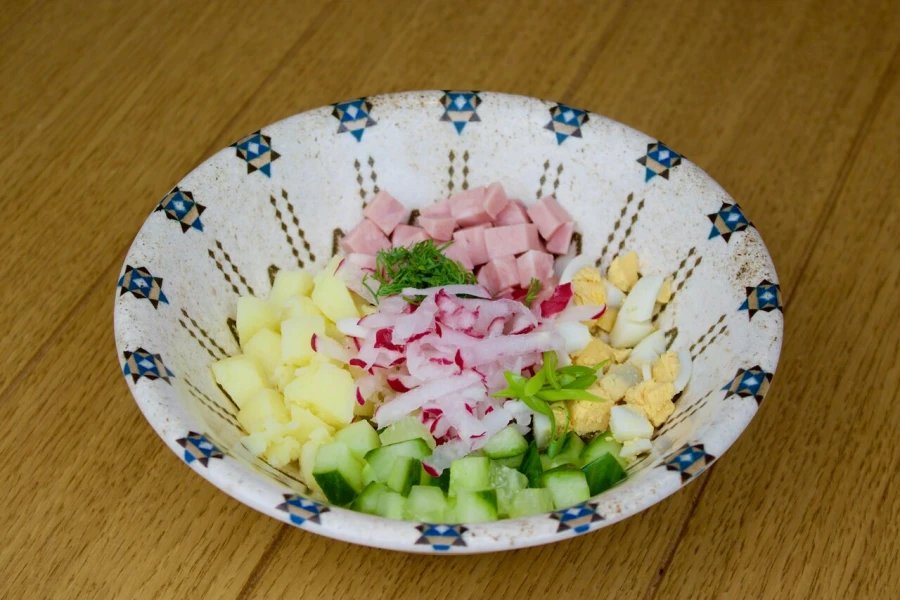 Окрошка с ветчиной на квасе 