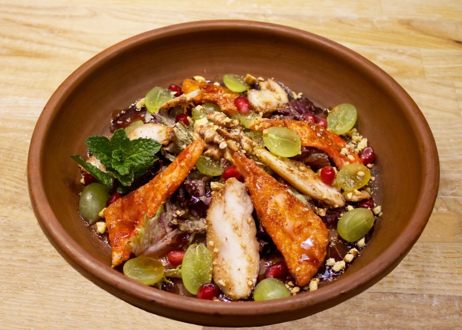 Салат с курицей и жареным сулугуни