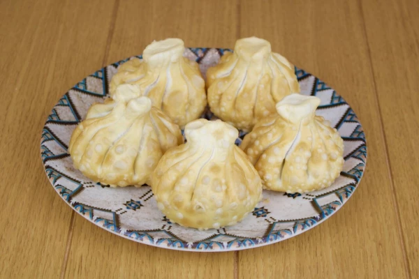 Жареные хинкали с бараниной и зеленью