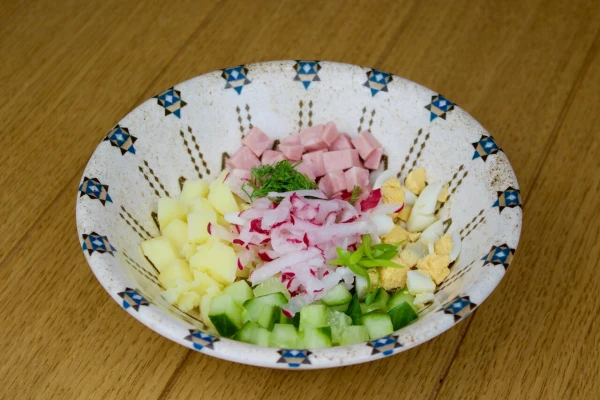 Окрошка с ветчиной на квасе