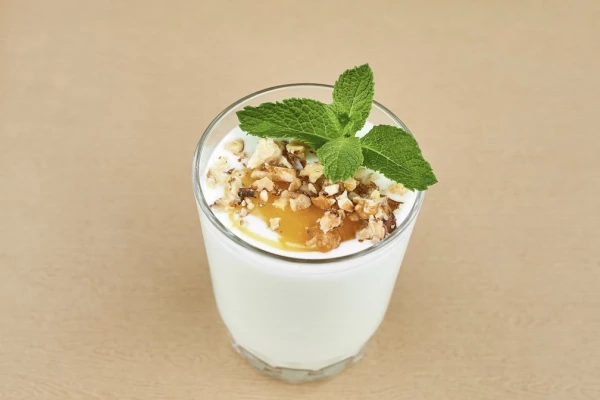 Мацони с медом и орехами