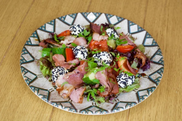 Салат с жареным беконом