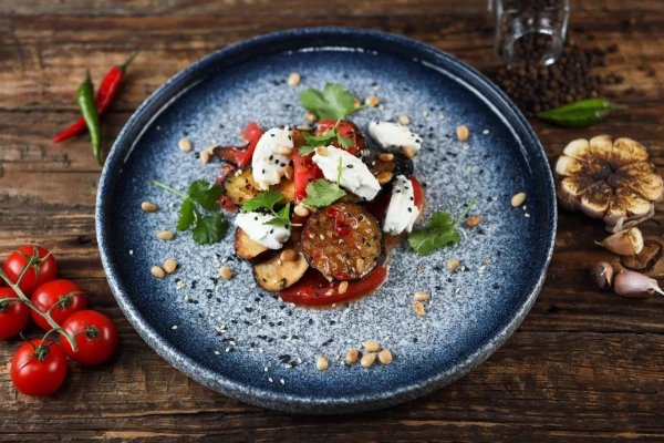 Салат "С хрустящими баклажанами и творожным сыром"