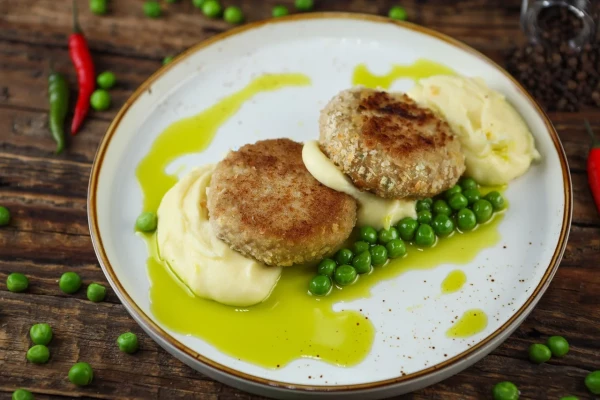 Щучьи котлеты с картофельным пюре и зеленым горошком