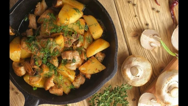 Жареная картошка с грибами и луком