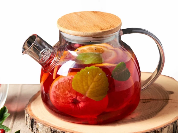 Согревающий с брусникой, в чайнике