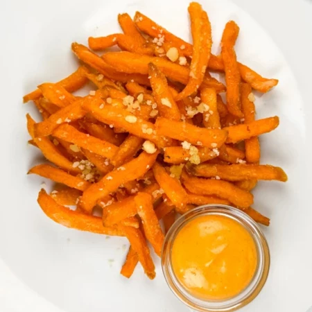 Батат фри с пармезаном и сырным соусом