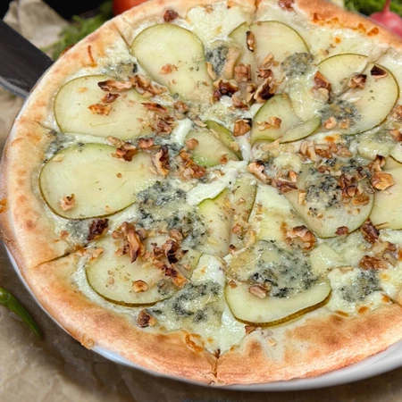 Пицца с грушей, сыром дор-блю и грецким орехом