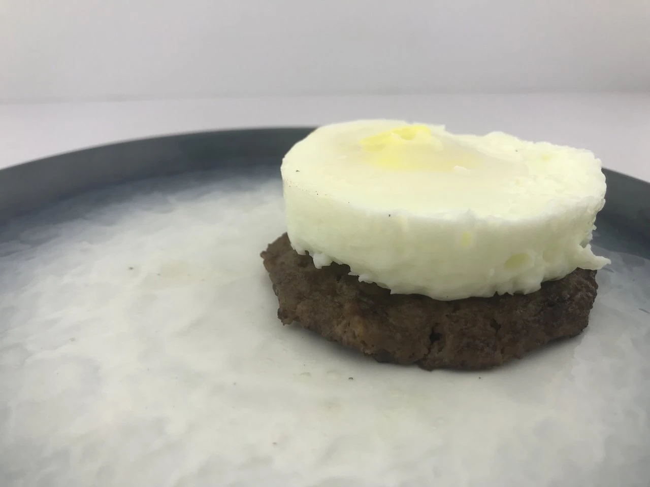 РУБЛЕНЫЙ БИФШТЕКС С ЯЙЦОМ