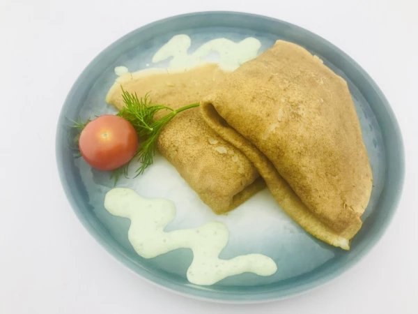 Блины с филе цыпленка, красной фасолью и сыром