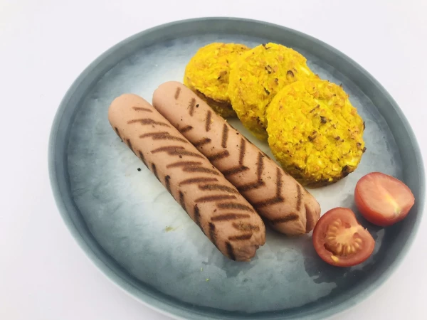 Капустные котлетки с сосисками на гриле