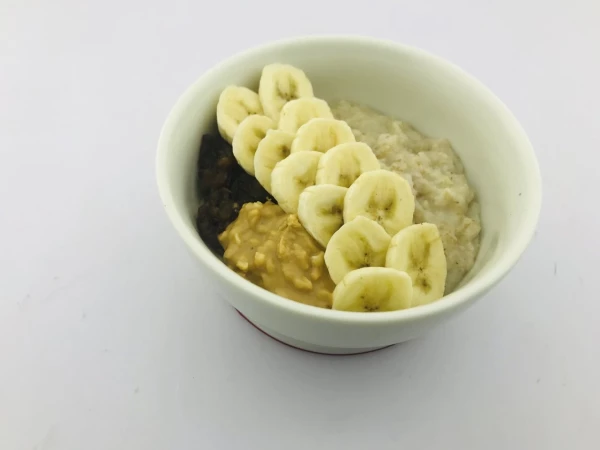 Мультизлаковая каша с бананами, финиковой и арахисовой пастами