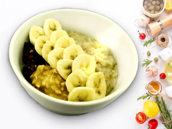 Мультизлаковая каша с бананами, финиковой и арахисовой пастами