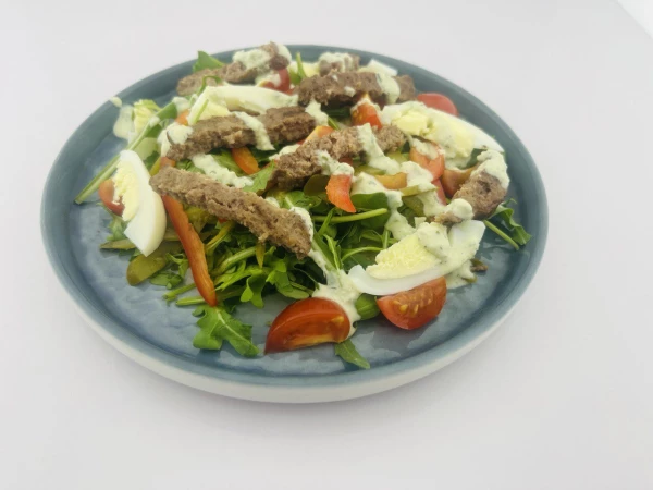 Тёплый салат с рубленой говядиной