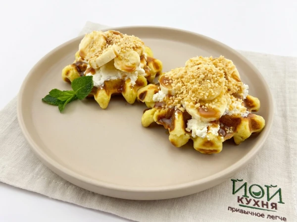 ВЕНСКИЕ ВАФЛИ С РИКОТТОЙ, БАНАНАМИ, МЁДОМ И ОРЕШКАМИ