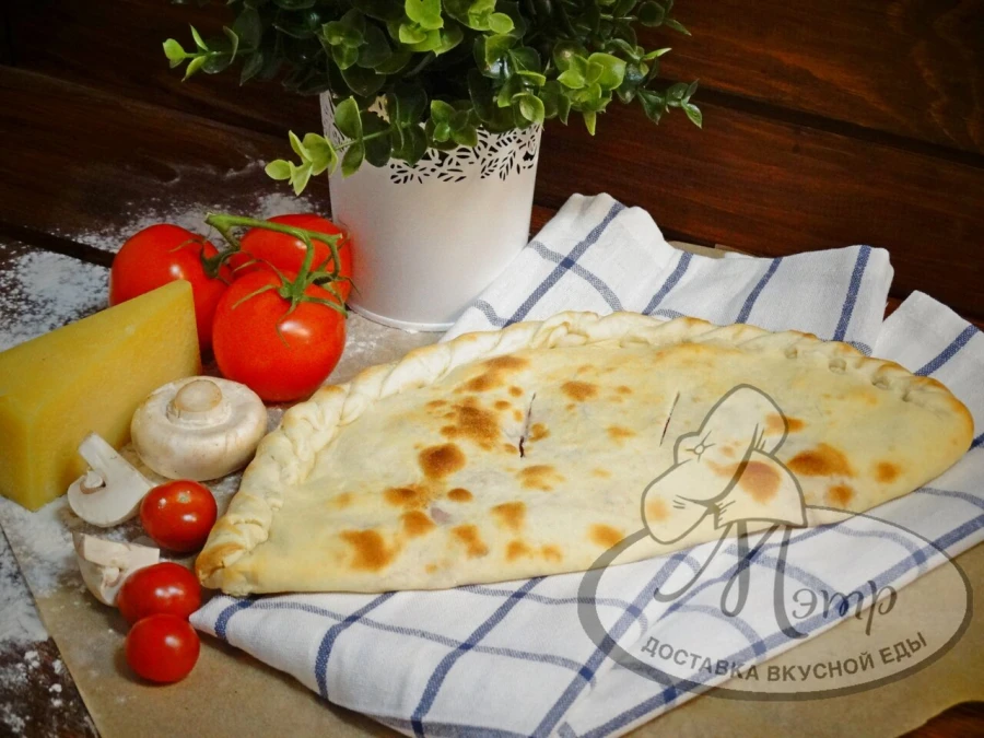 Кальцоне с ветчиной и томатами