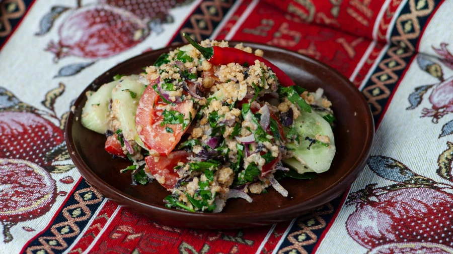 Салат грузинский с орехами