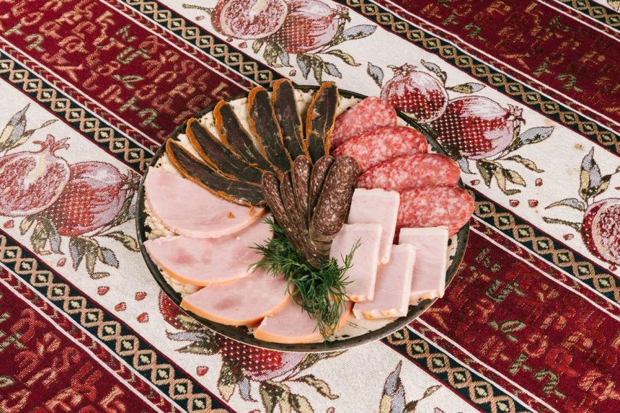 Мясная нарезка на компанию