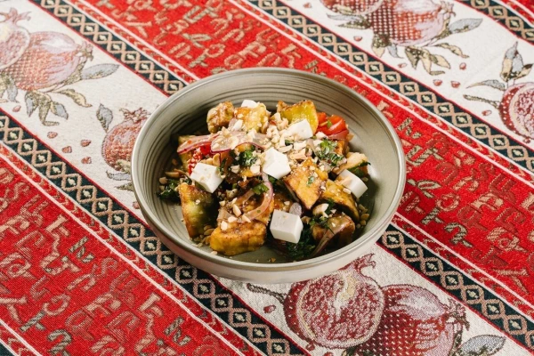 Салат с хрустящими баклажанами