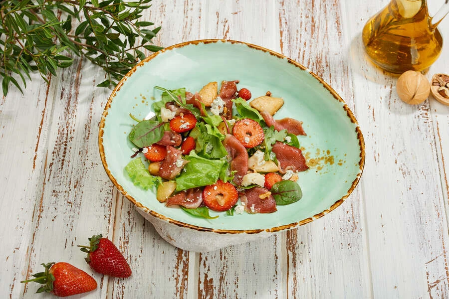 Салат с вяленой утиной грудкой, грушей и клубникой 