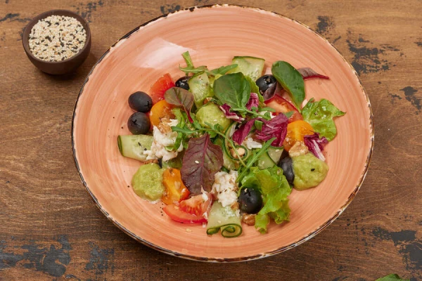 Салат из свежих овощей, страчателлой и домашним гуакамоле