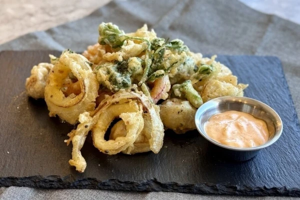 Овощи темпура с соусом спайси