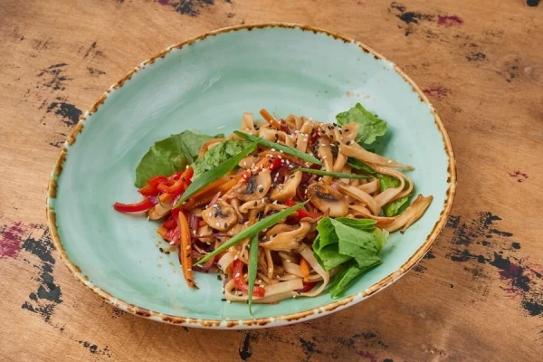 Лапша удон с овощами и грибами