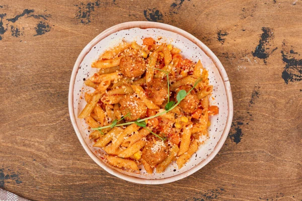 Паста с мясными фрикадельками и овощами