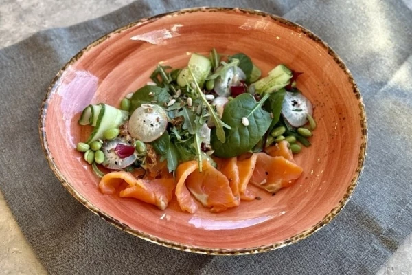 Зеленый салат с форелью