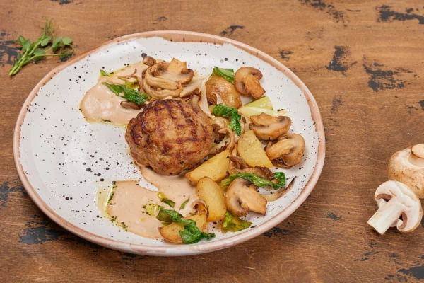 Домашняя котлета с молодым картофелем и грибами