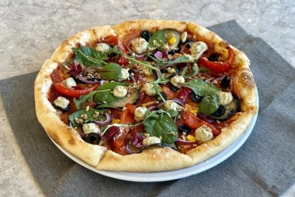 Пицца с баклажанами, грецким орехом и соусом тофу 