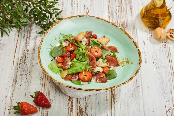Салат с вяленой утиной грудкой, грушей и клубникой