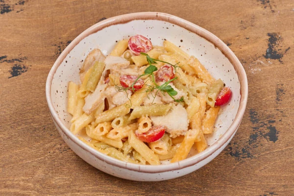 Паста с куриным филе и томатами черри