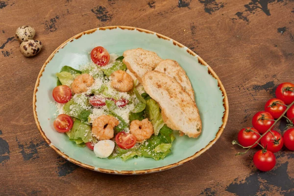 Салат Цезарь с креветками