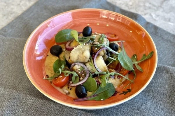 Салат с хумусом и хрустящими баклажанами