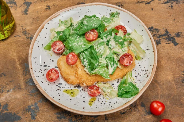 Куриная отбивная с салатом Цезарь 