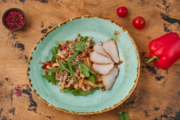 Лапша удон с овощами и куриным филе 