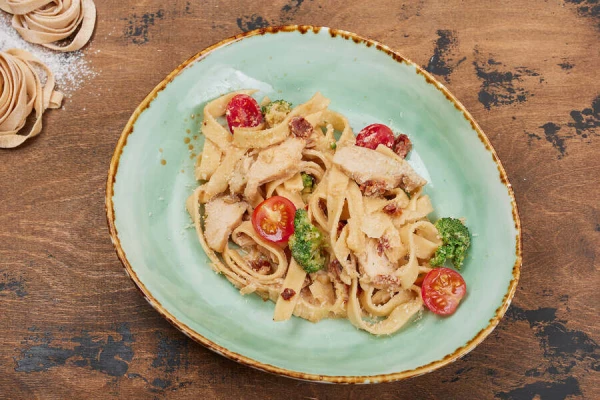 Паста с куриной грудкой и вялеными томатами