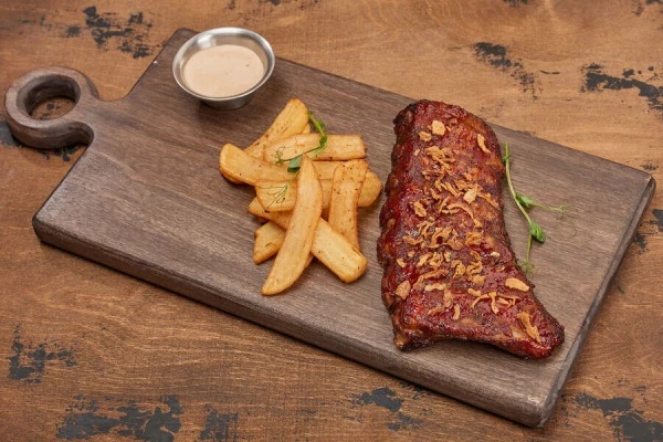 Свиные ребра с картофельными стрипсами и перечным соусом