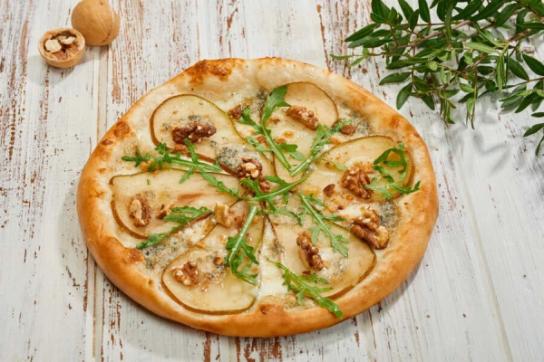 Пицца с дор блю, грушей, грецким орехом и медом