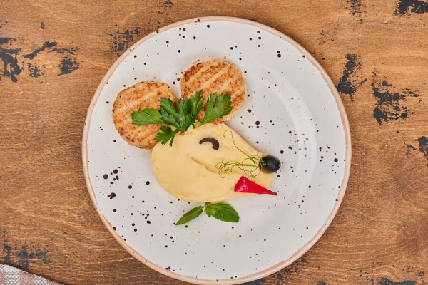 Куриные биточки с картофельным пюре