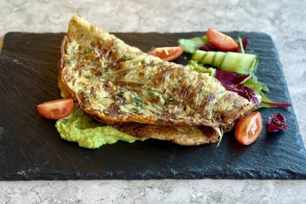 Картофельный драник с кабачком, вешенками и соусом Гуакомоле