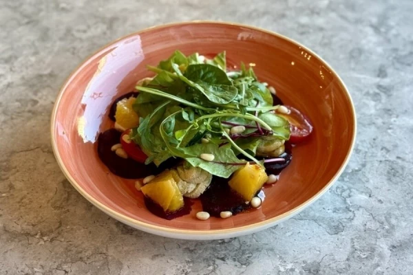 Салат со свеклой, апельсином и соусом Тофу