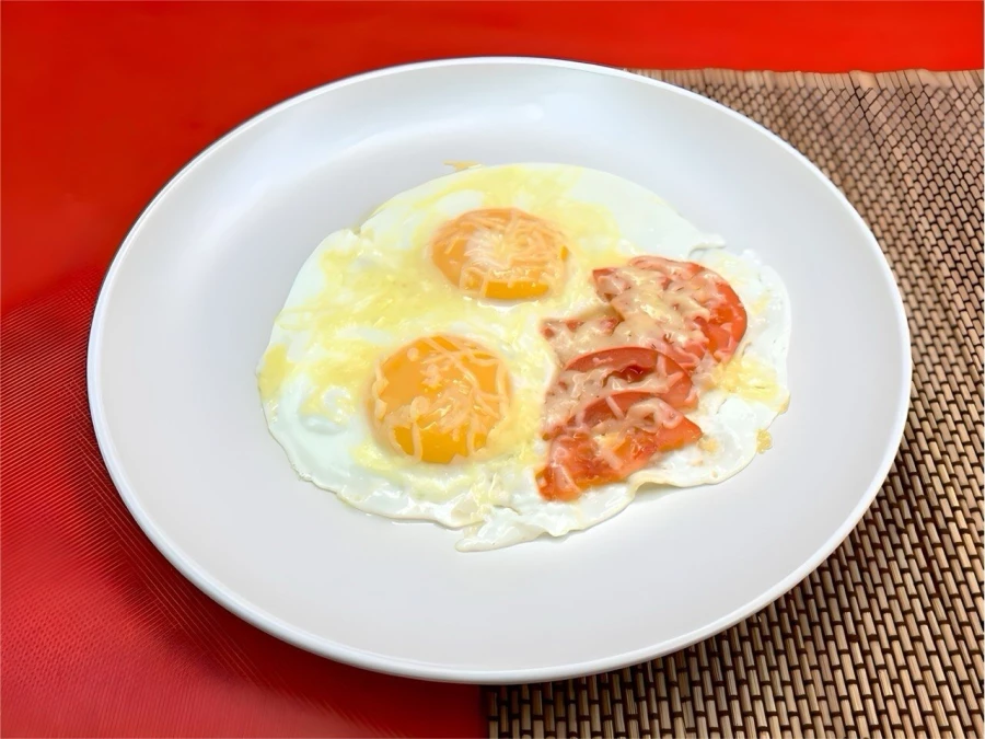 Яичница из 2 х яиц с томатом и сыром