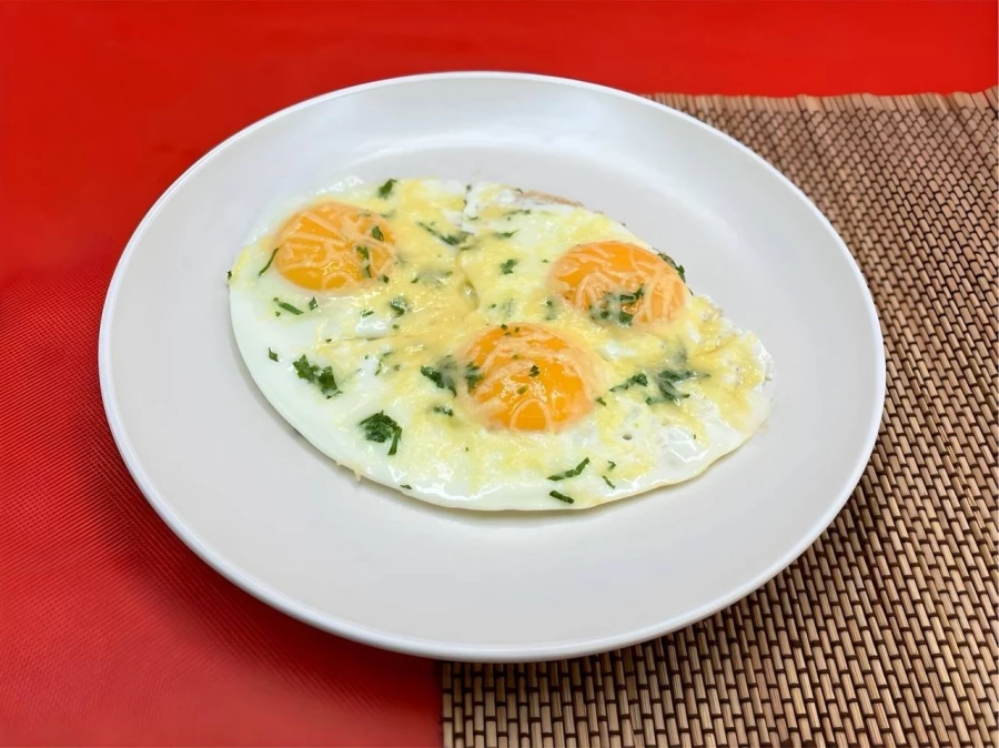 Яичница из 3х яиц с сыром и зеленью 