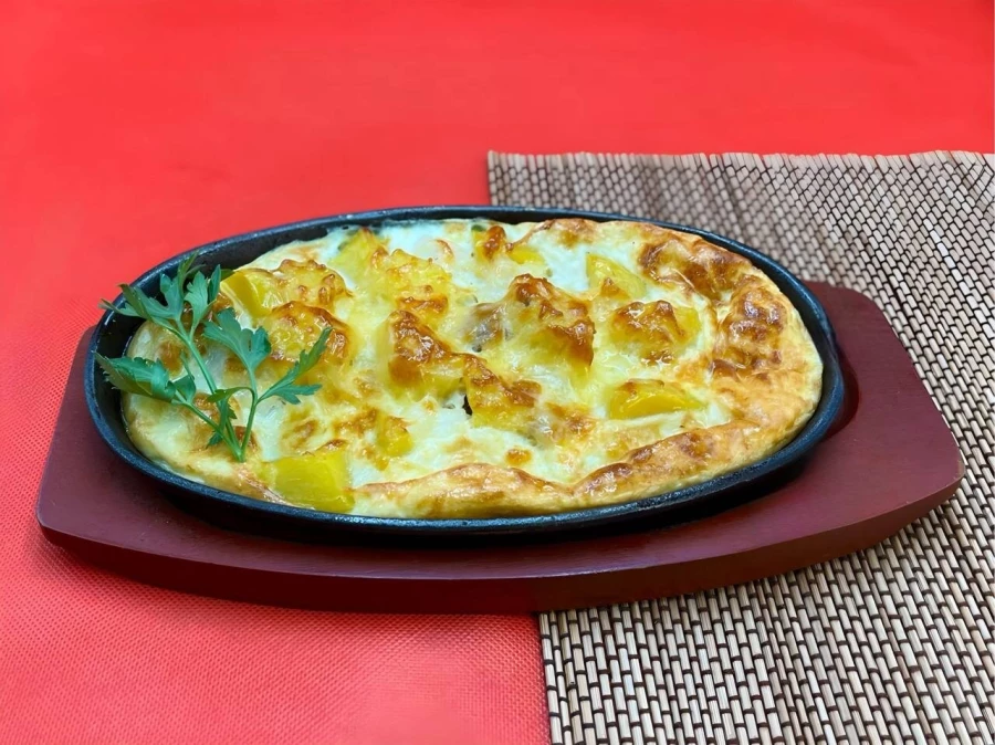Треска  с картофелем, сыром и яйцом 