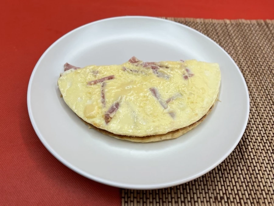 Омлет из 3х яиц с ветчиной и сыром